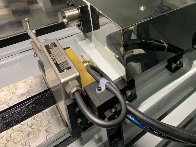 UNIVEQ UGU-2075 CNC  Автоматическая система измерения  Позволяет измерять диаметр до и после рабочего процесса  Система подключена к панели управления оператора и имеет отдельный цветной ЖК дисплей, на котором отображаются значения измерений  Прим...